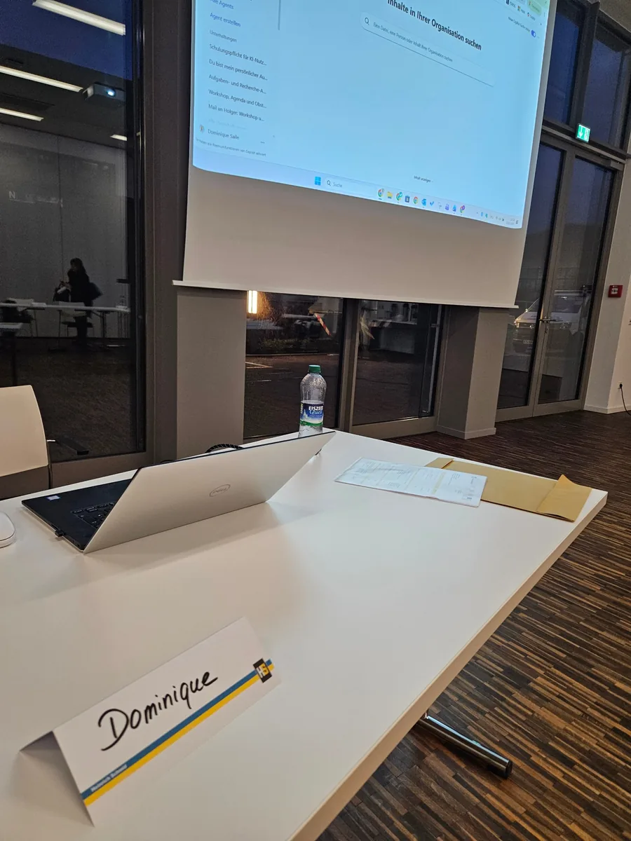 Trainerplatz mit Namensschild beim Copilot-Workshop von Heinrich Schmid